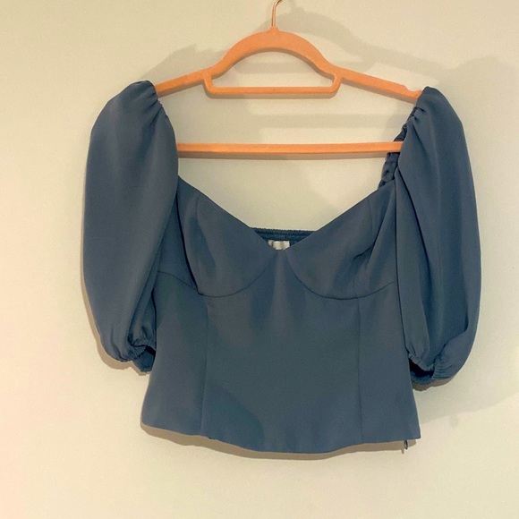 Aritzia Tops - Aritzia short-sleeve Novella top